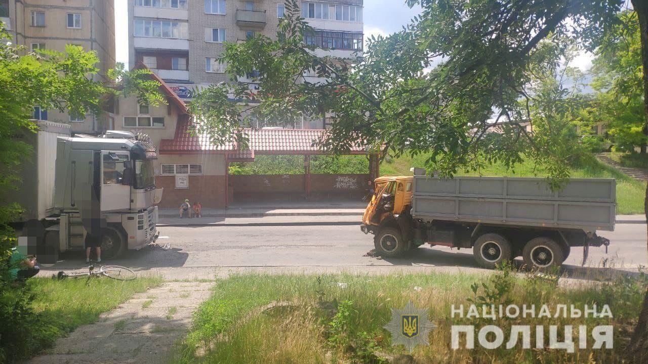 Автопригода за участю двох вантажівок у Дубно: водія доставили до лікарні