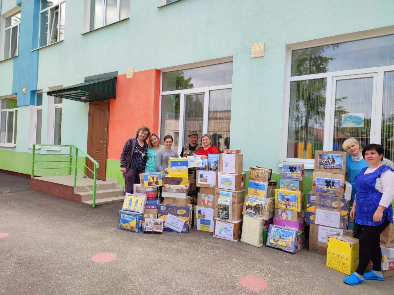 Працівники дитсадків Рівного зібрали допомогу, яку волонтери повезли на Харківщину (фото)