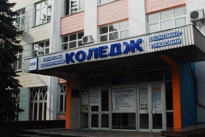 У Рівному директор коледжу не віддає атестат студентки, яка виїхала закордон