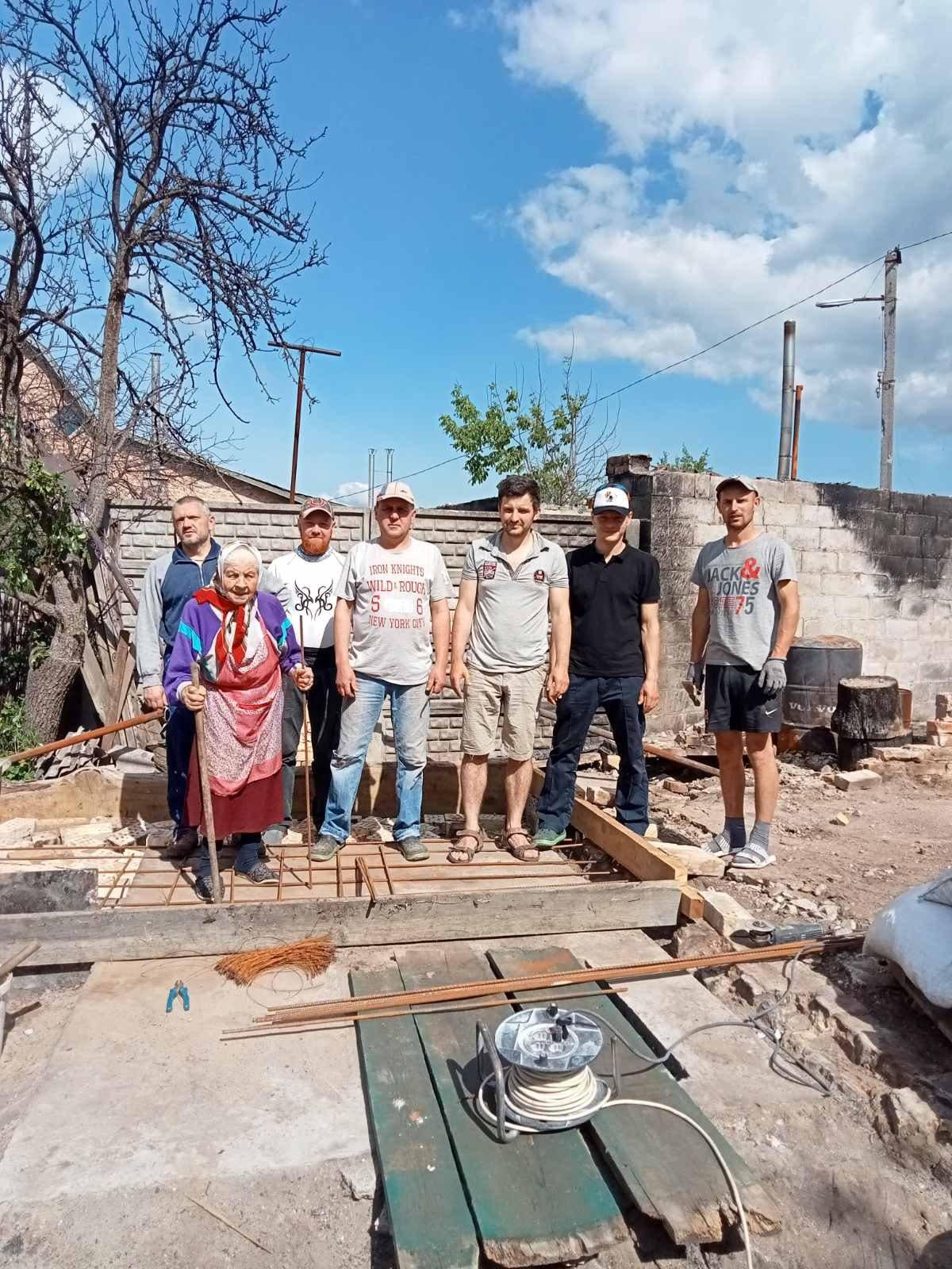 Сажотрус з Рівного долучився до відбудови печі для відомої бабусі