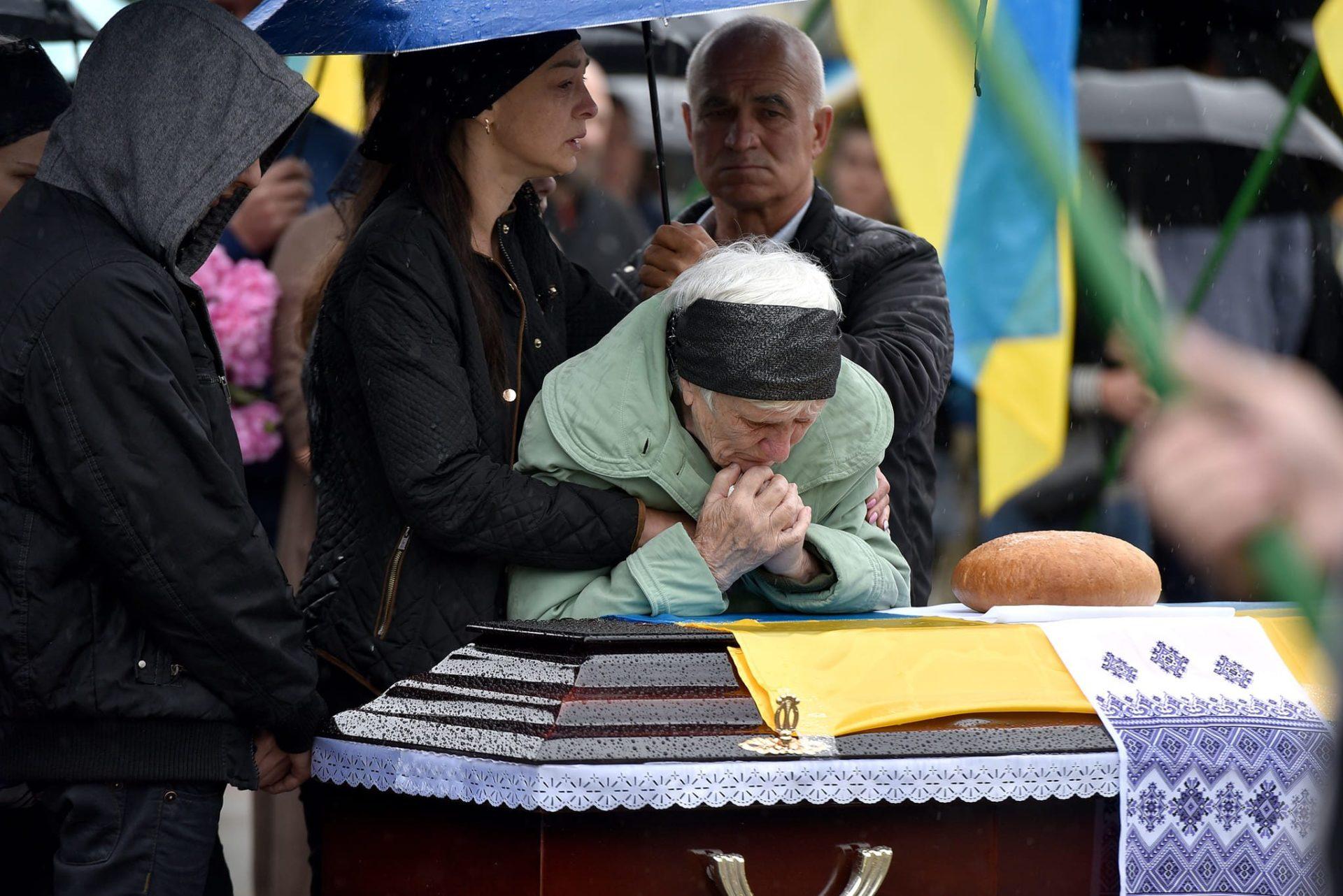 Рівняни під дощем провели в останню путь захисника України