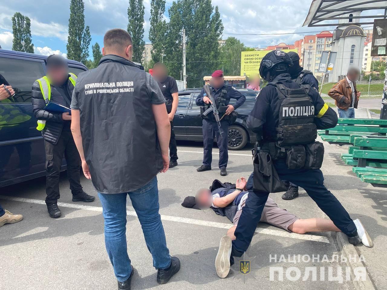 Оперативники викрили та затримали колектора, який вимагав неіснуючі борги