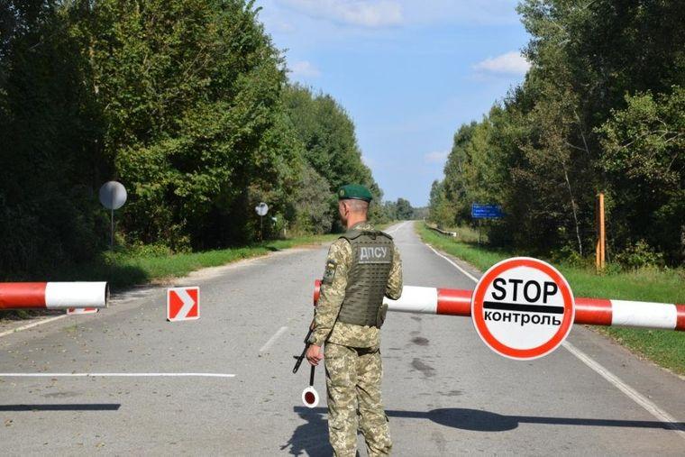 Держслужбовцям непридатним до військової служби не можна виїжджати за кордон