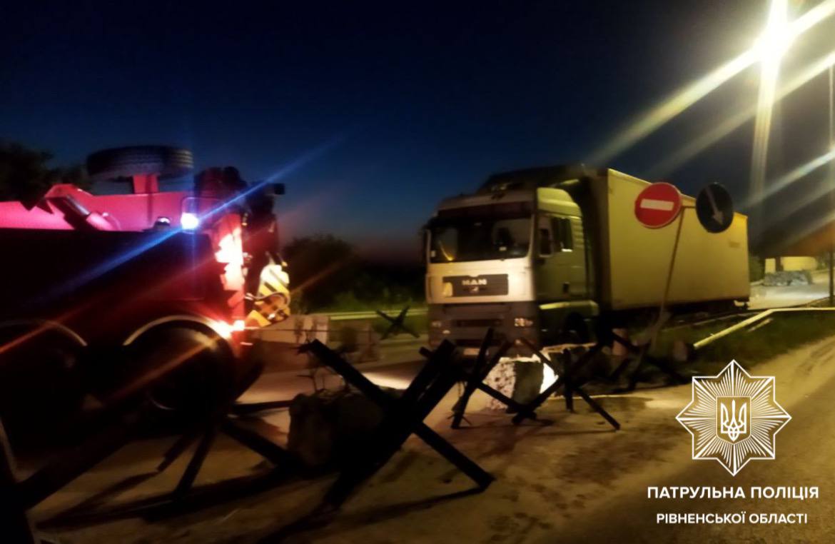 Поліцейські допомогли водію вантажіки «прикурити»