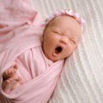 Немовля позіхає.