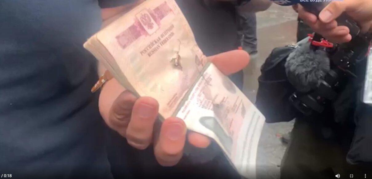 паспорт жінки яку дістали з під завалів в Києві