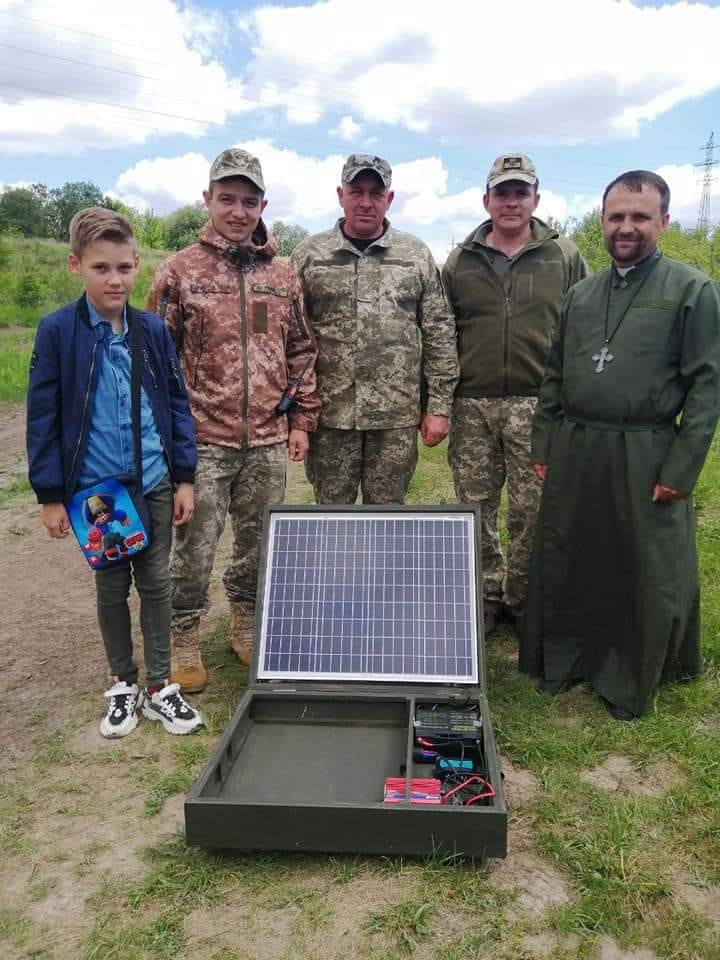 портативний зарядний пристій на сонячній батареї