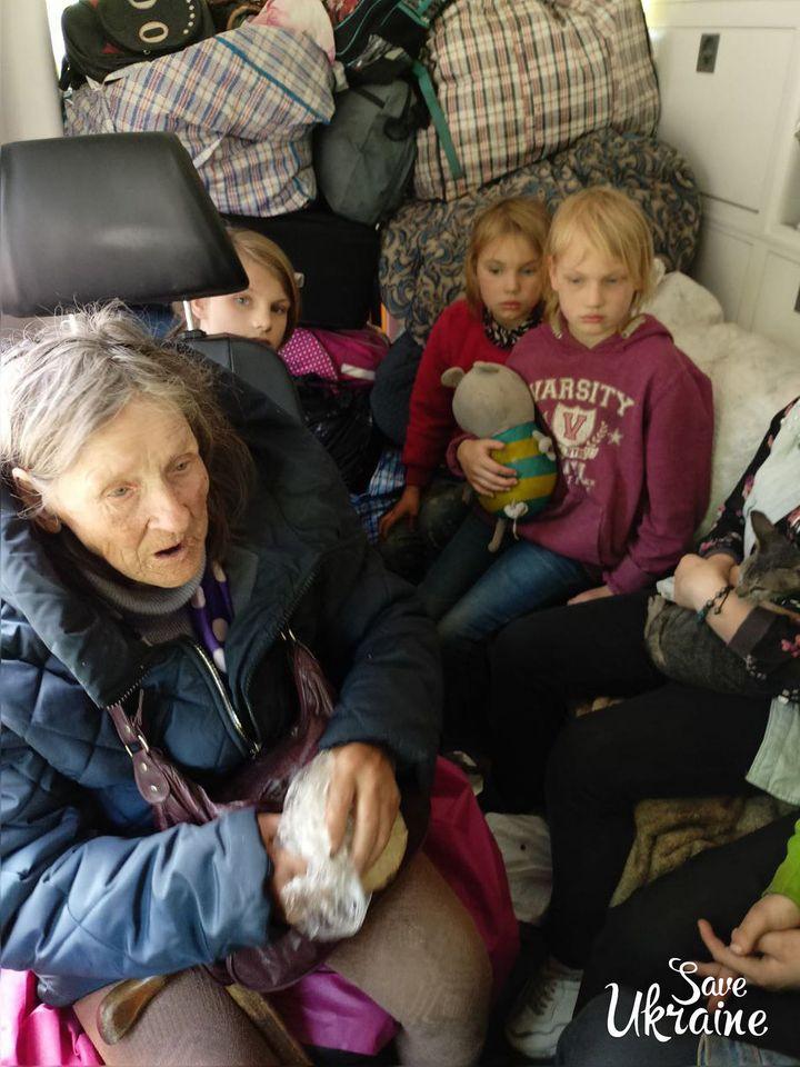 Родина з шістьма дітьми поверталася до Авдіївки за лялькою