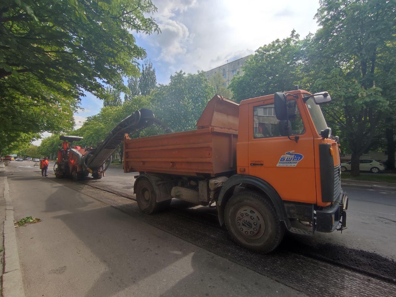 Міське ШЕУ продовжує поточні ремонти на вулицях Рівного