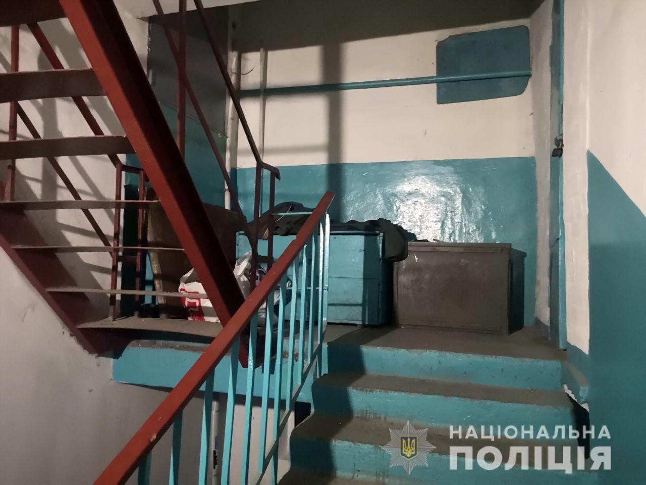 У Рівному безхатьки враштували різанину у під’їзді багатоповерхівки