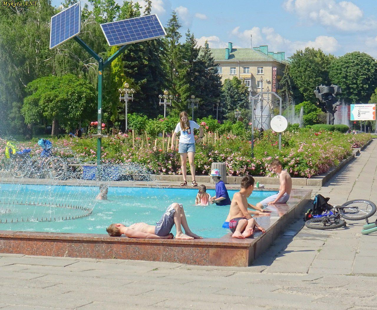 У центрі Рівного люди купаються у фонтані (Фото)