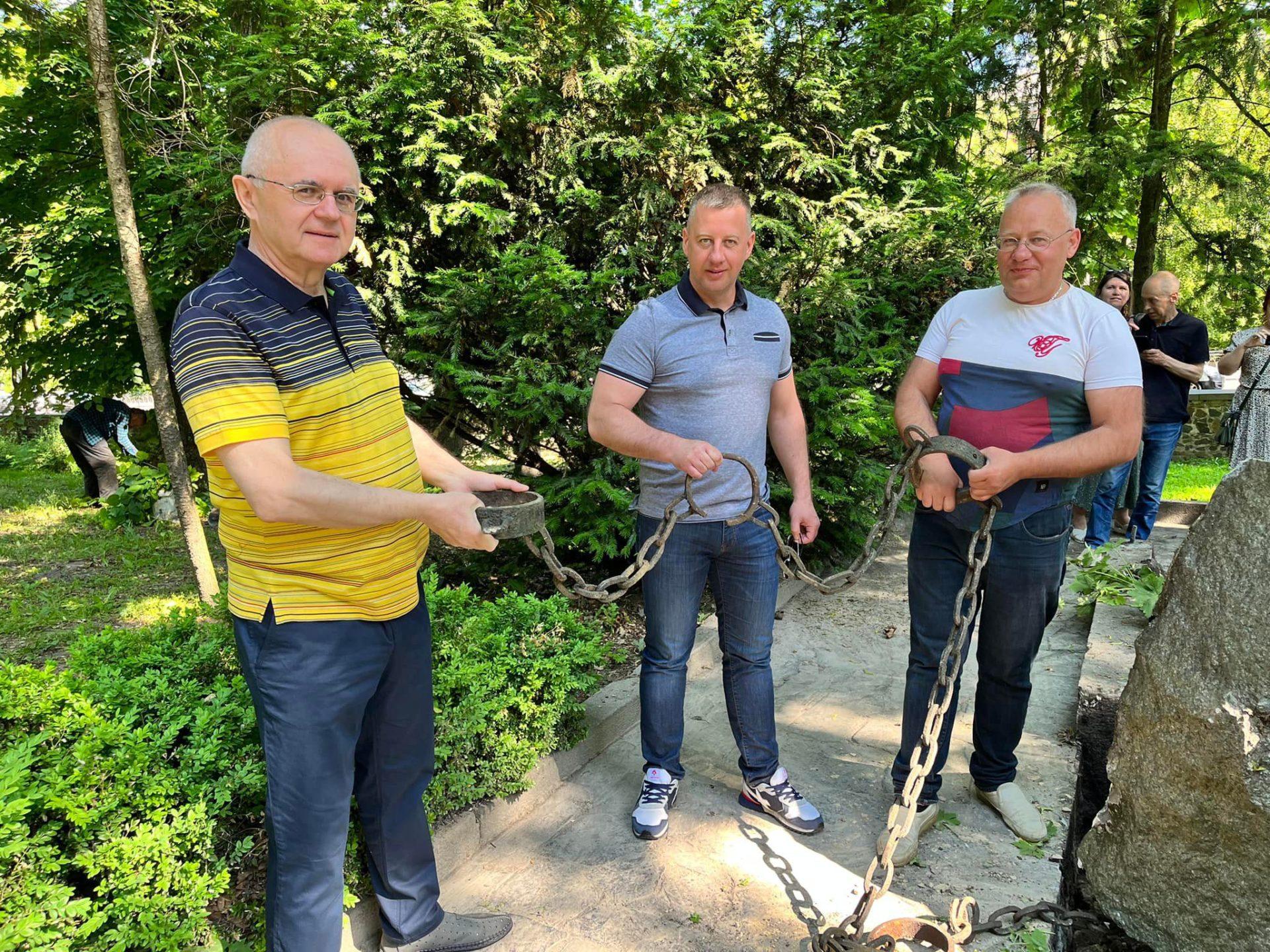 Під пам’ятником червоного командира у Рівному була могила
