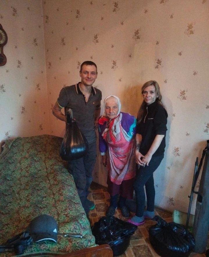Сажотрус з Рівного провідав бабусю з Горенки, яка пекла паски серед двору у руїнах