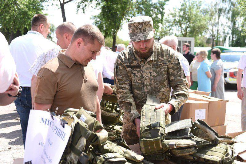 Очільник Рівного передав військовим допомогу