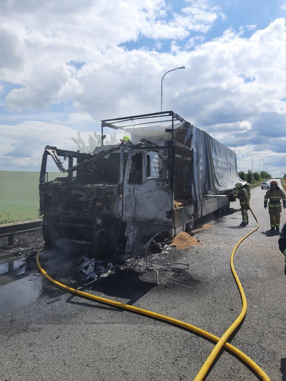 На трасі Київ-Чоп рятувальники ліквідували пожежу у вантажному автомобілі