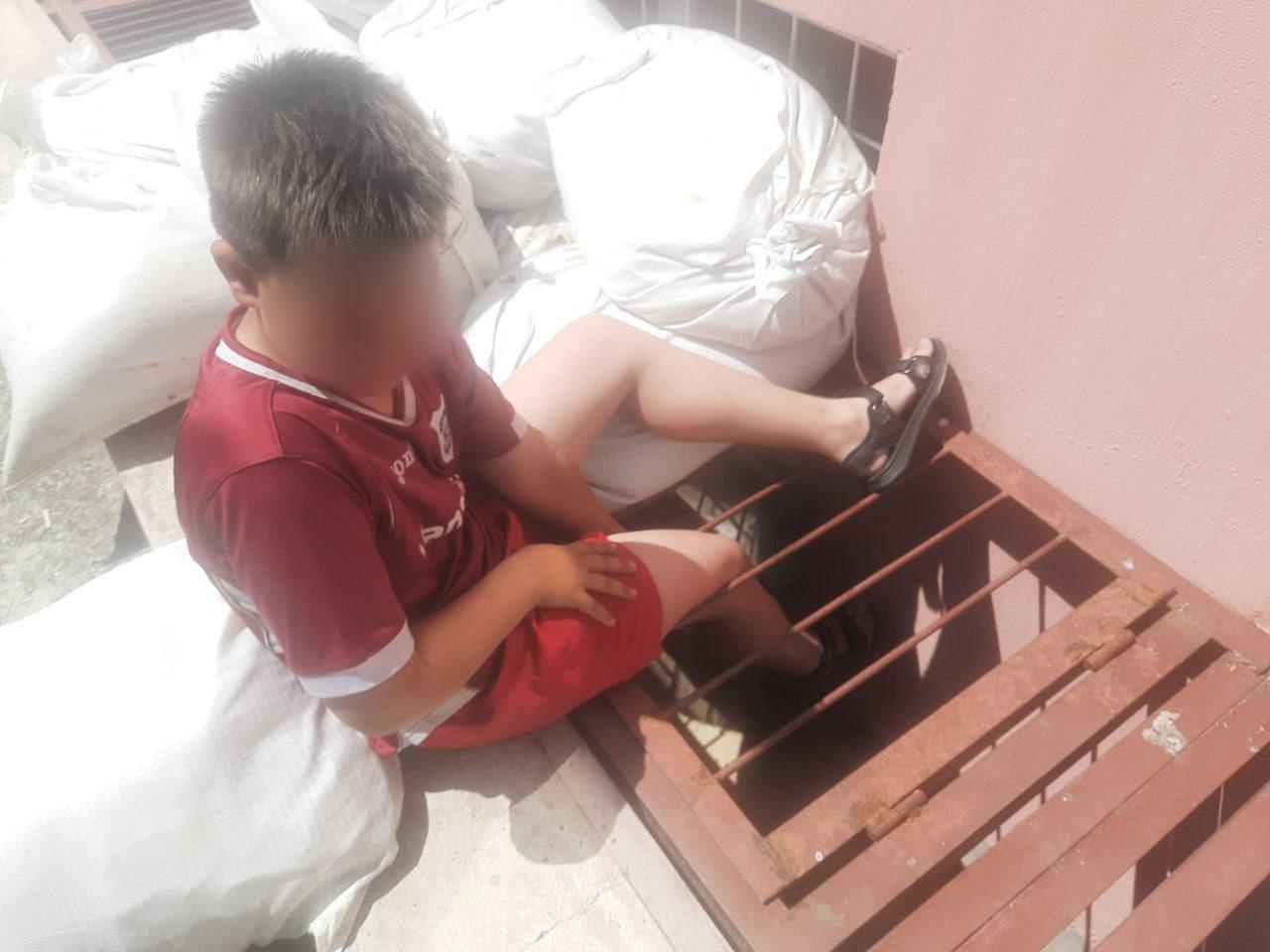 У Вараші рятувальники допомогли звільнити ногу дитини з металевої решітки