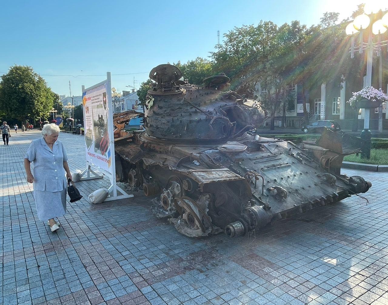 військова техніка на майдані в рівному