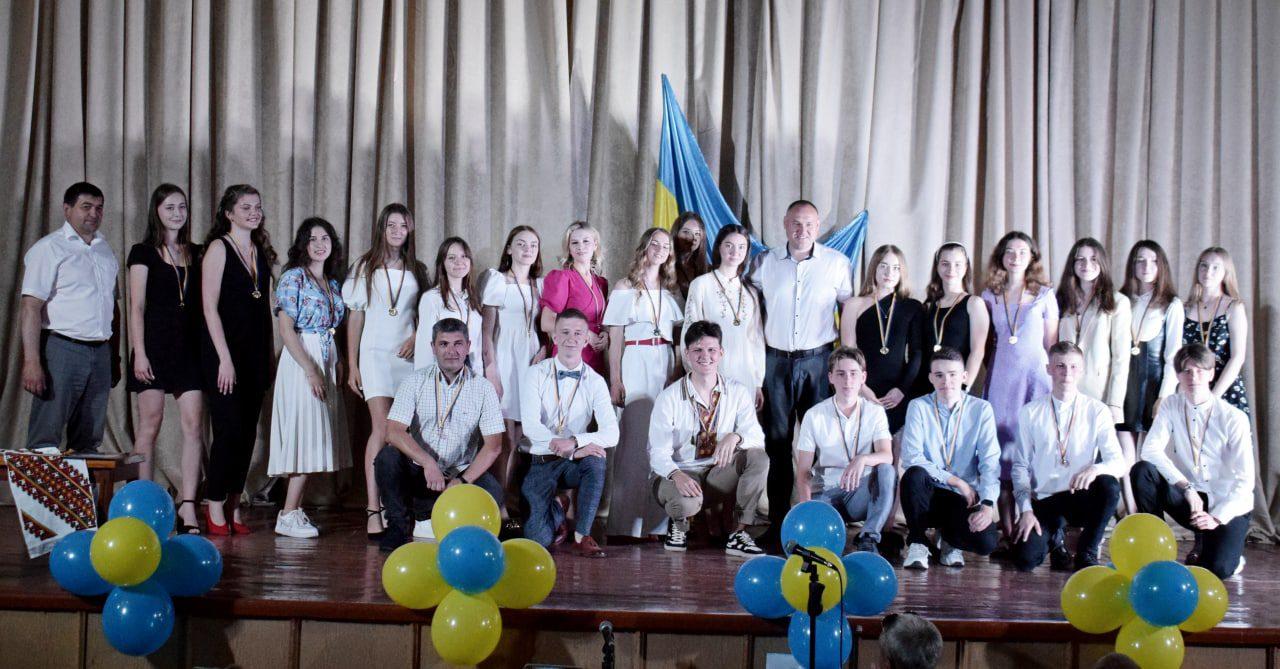 В Здолбунові найкращі цьогорічні випускники отримали медалі