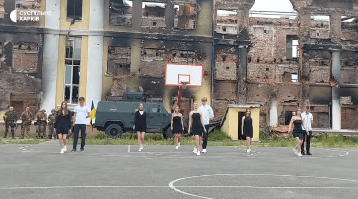 У Харкові випускники попрощалися зі своєю розбомбленою школою (Відео)