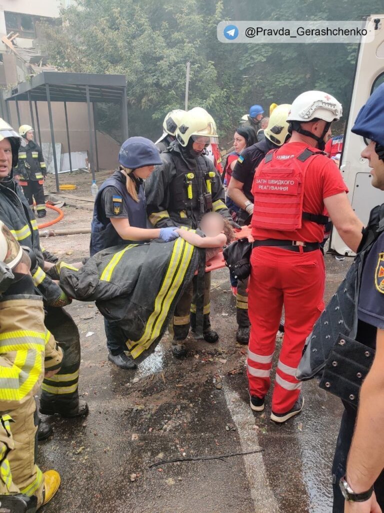 з під завалів врятували дівчинку