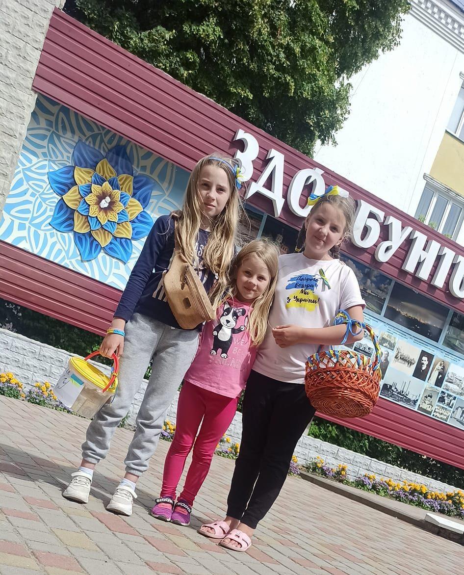 У Здолбунові маленькі переселенки збирають гроші для ЗСУ