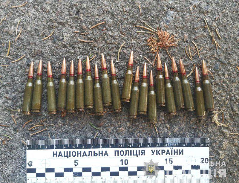 Поліцейські документують незаконне зберігання зброї та боєприпасів на Рівненщині