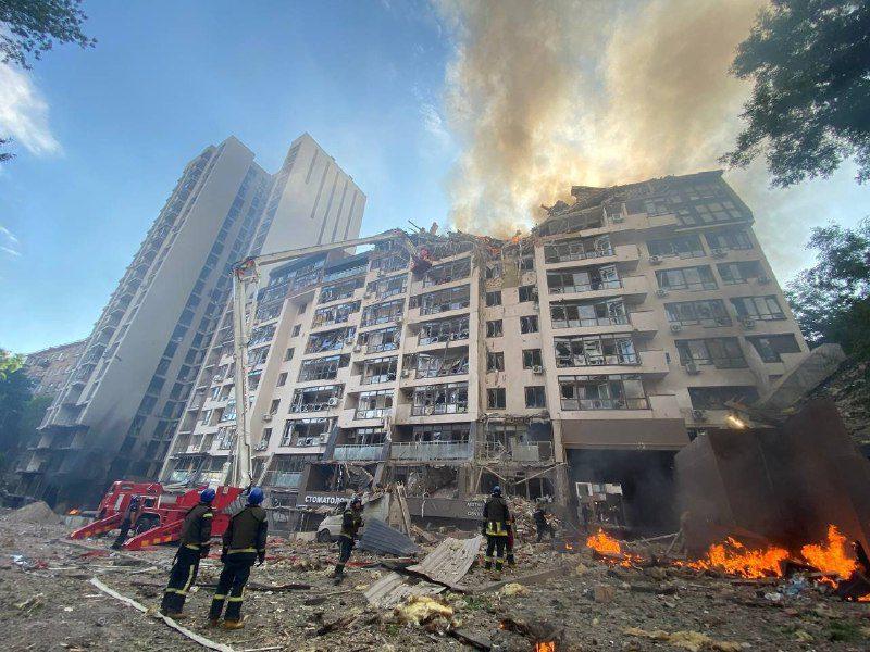 Від ранішнього обстрілу орками Києва постраждав житловий будинок