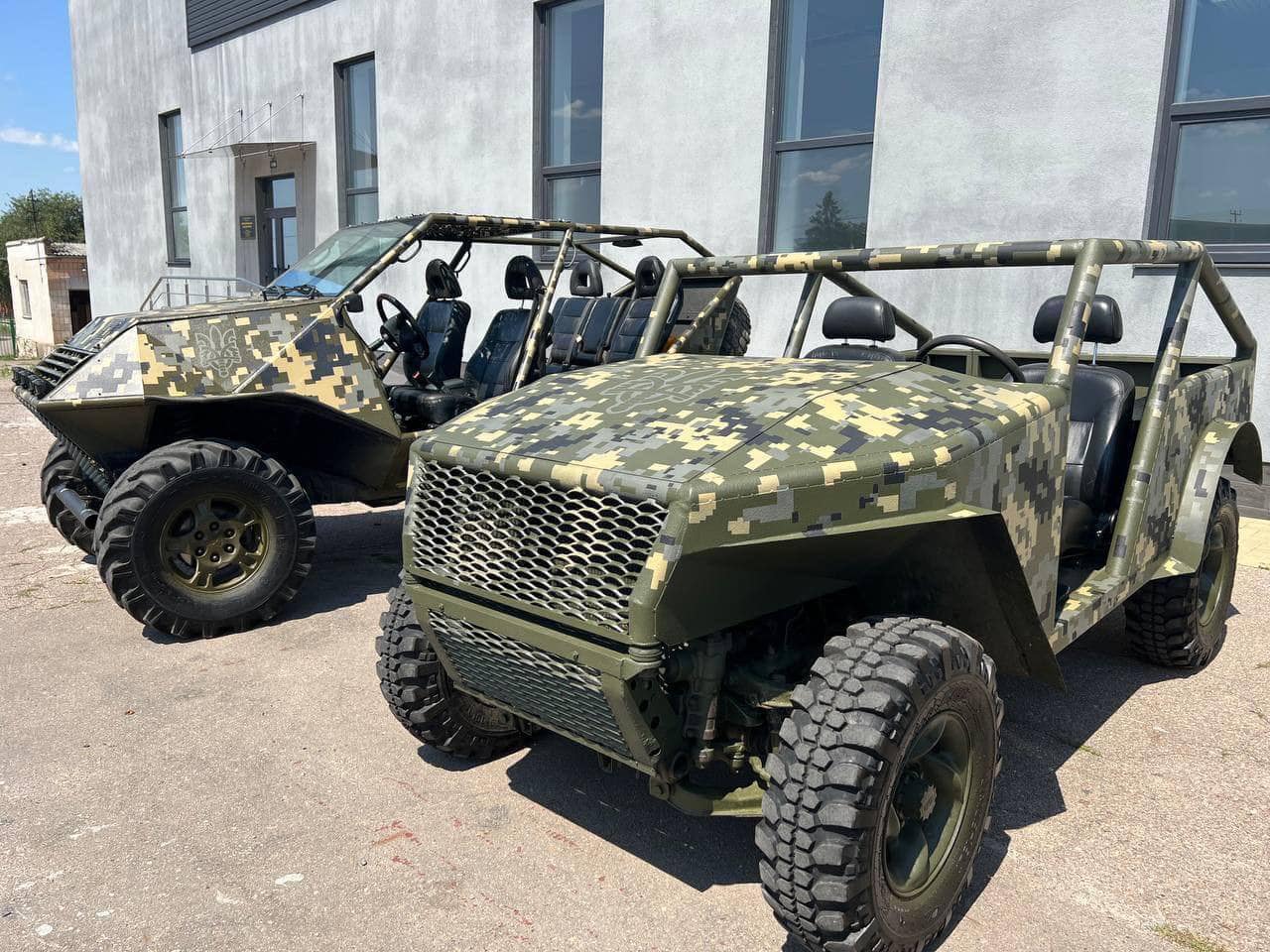 У Рівному презентують автівки, які для військових виготовляють волонтери