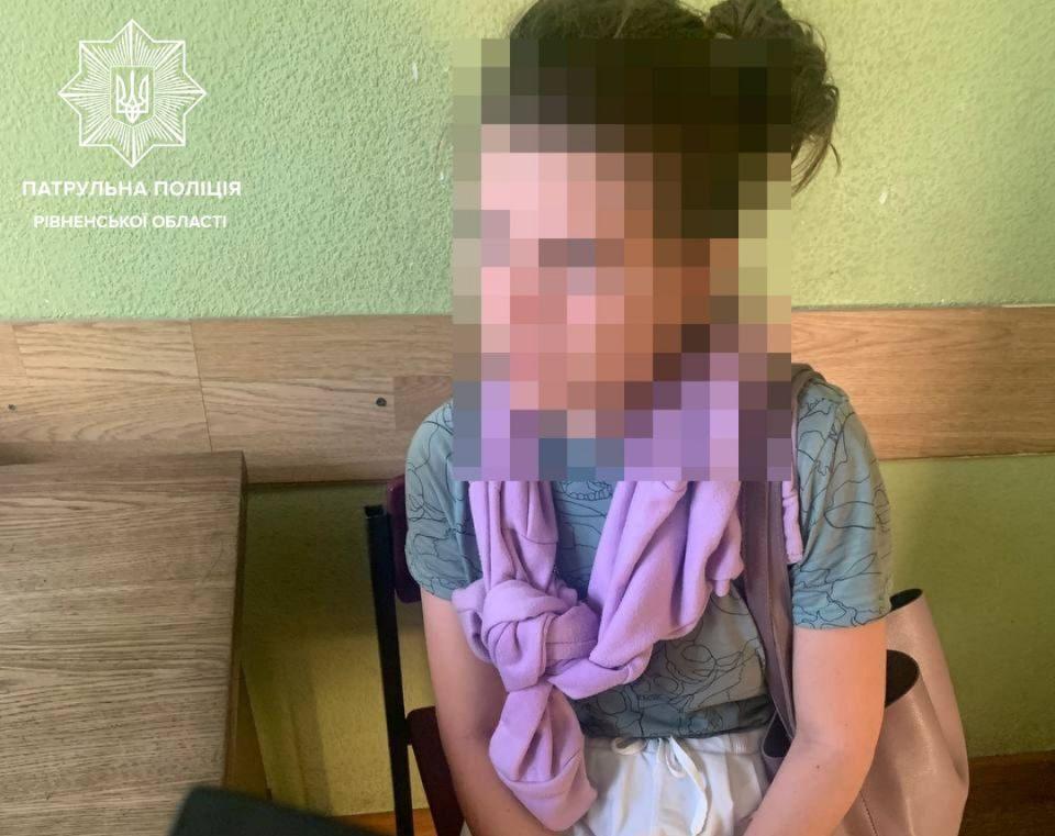 Патрульні Рівного годували 7-річну дитину, мама якої поїхала на відпочинок