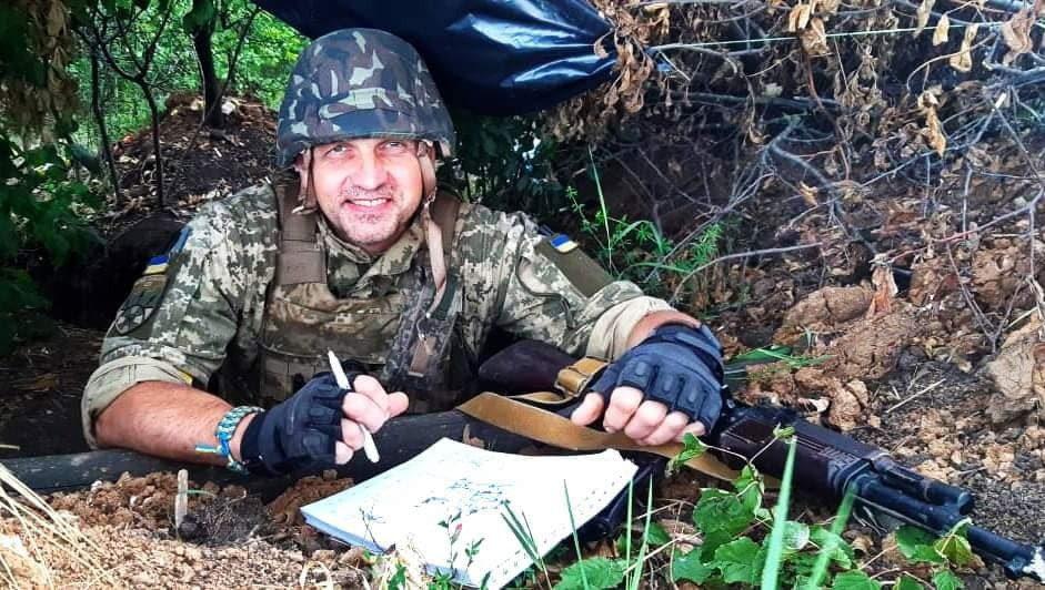 Боєць малює на передовій комікси, а побратими купляють олівці – щоб “шоу тривало”