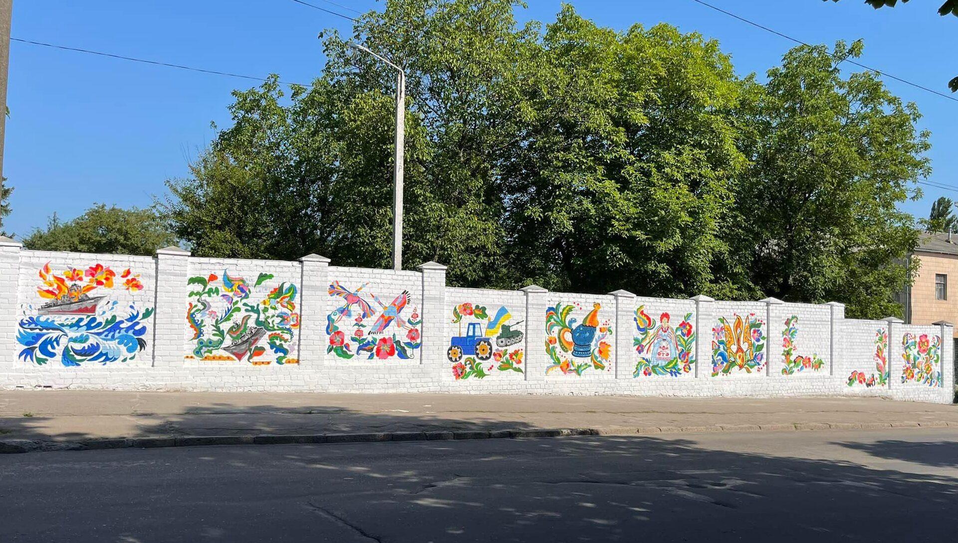 Патріотична огорожа довжиною 115 метрів з’явилася у Рівному