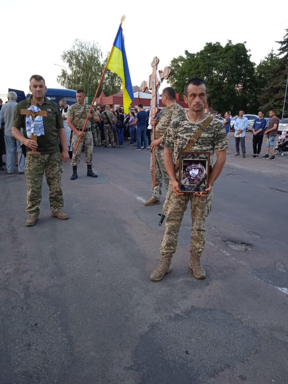 На колінах гощанці зустріли Героя
