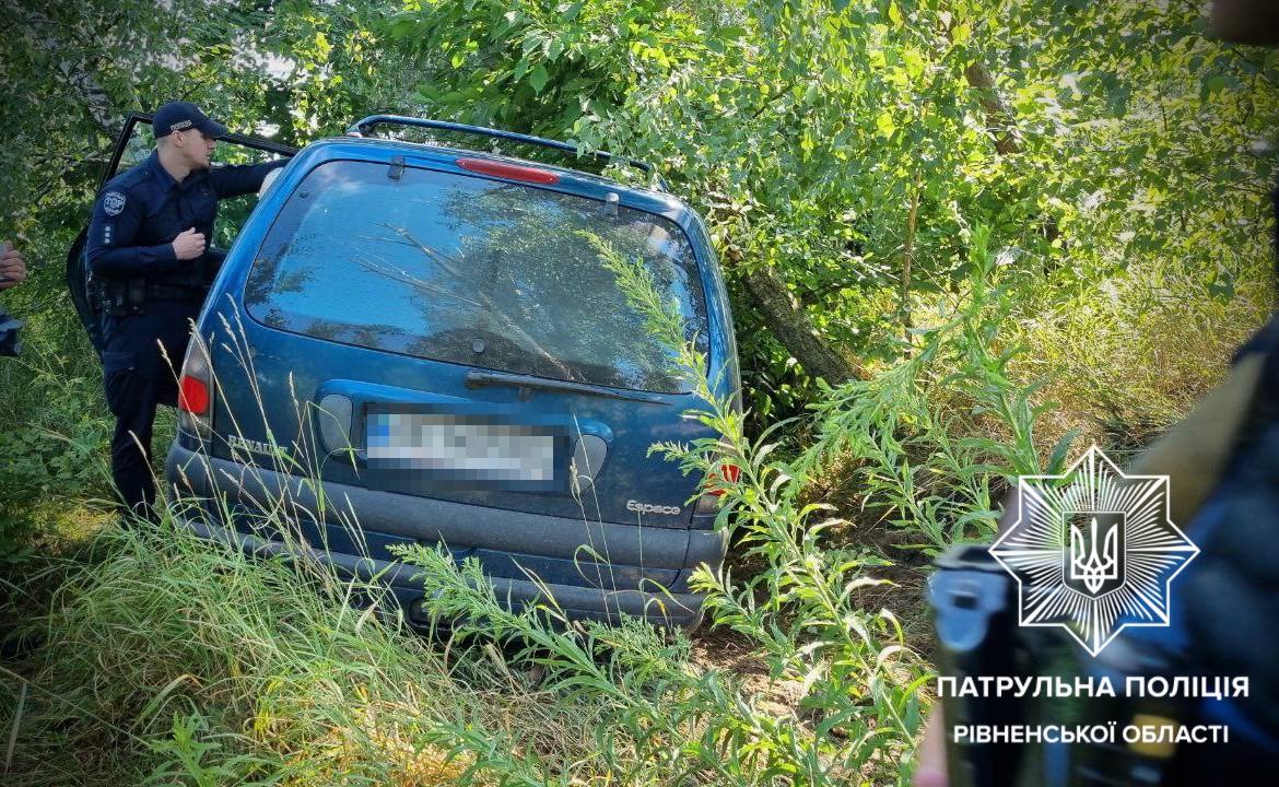 Рівненські патрульні допомогли постраждалим у ДТП на Хмельниччині