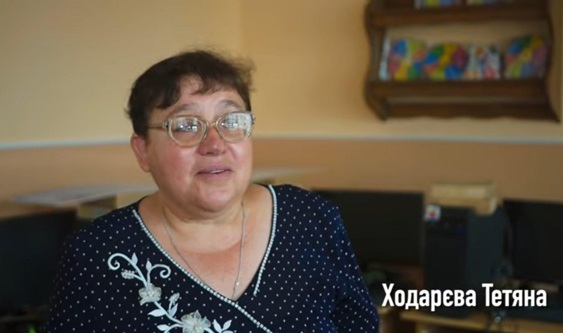 переселенка з Донеччини Тетяна Ходарева створює патріотичні мурали на стінах та укритті місцевої школи