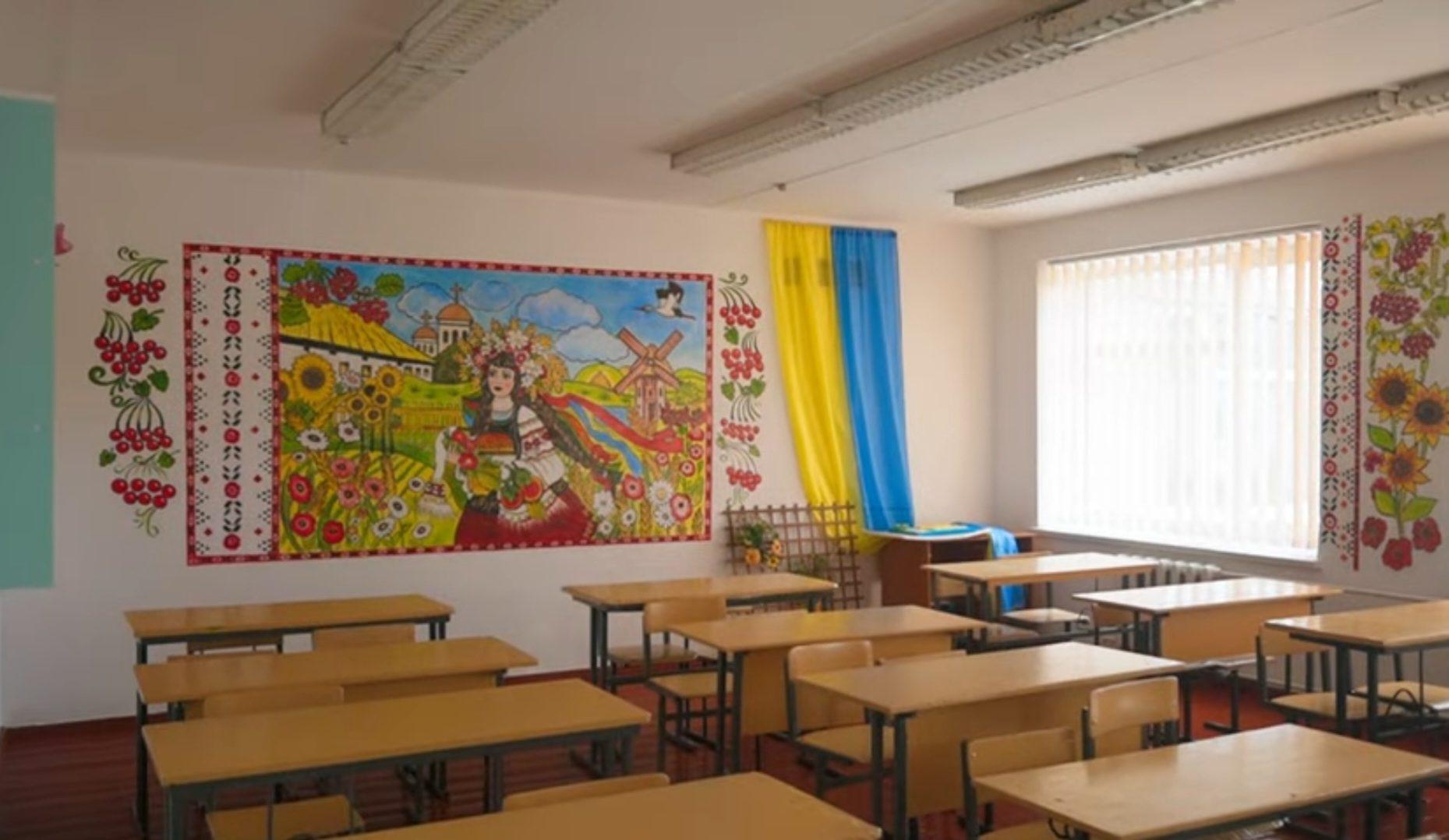переселенка з Донеччини Тетяна Ходарева створює патріотичні мурали на стінах та укритті місцевої школи