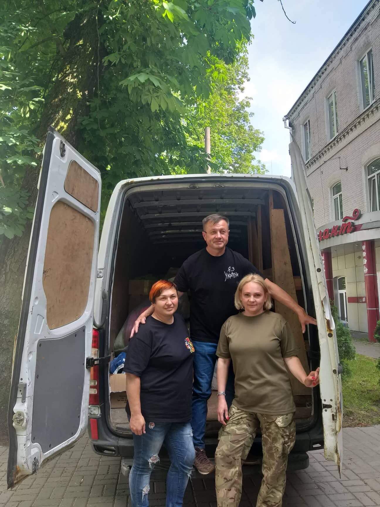  Вікторія Шинкаренко (зліва) з волонтерами готують бус до наступної відправки на передову. (Фото з архіву Вікторії Шинкаренко).