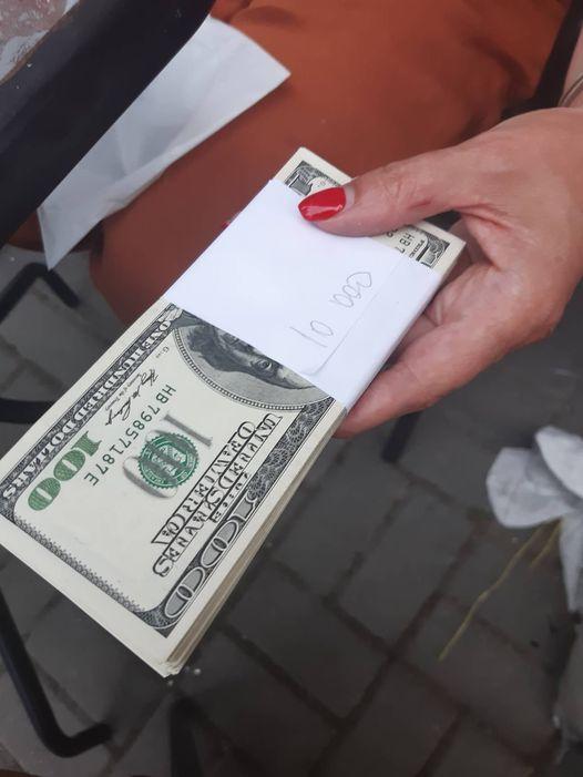У Рівному невідома благодійниця пожертвувала на допомогу армії 10 тисяч доларів