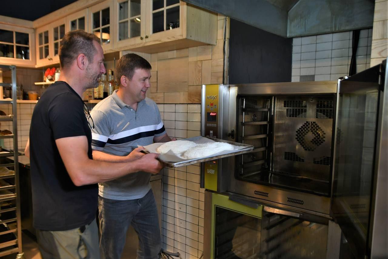 Голова Рівненської ОВА випікав хліб дружби Голова Рівненської ОВА випікав хліб дружби