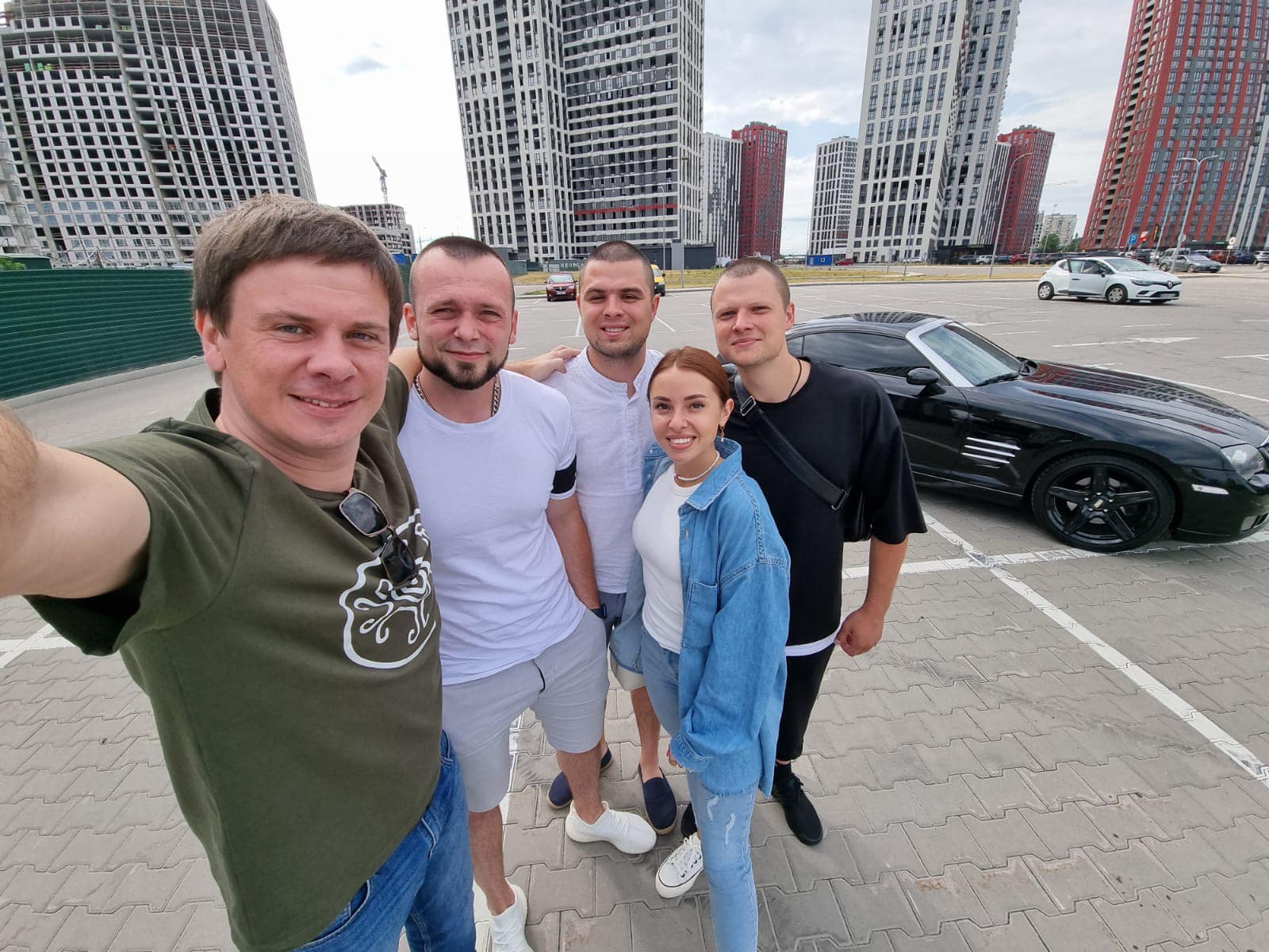 Найвідоміший мандрівник України продав своє авто для ЗСУ