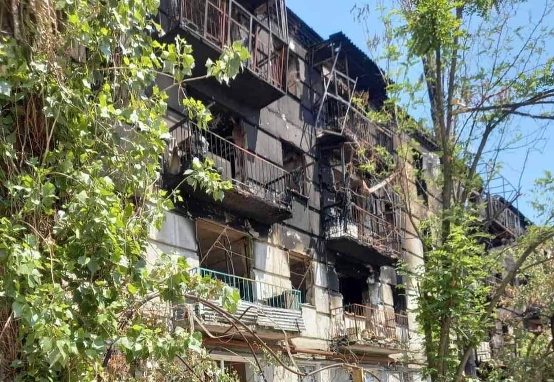 У Лисичанську ворог знищує будинок за будинком