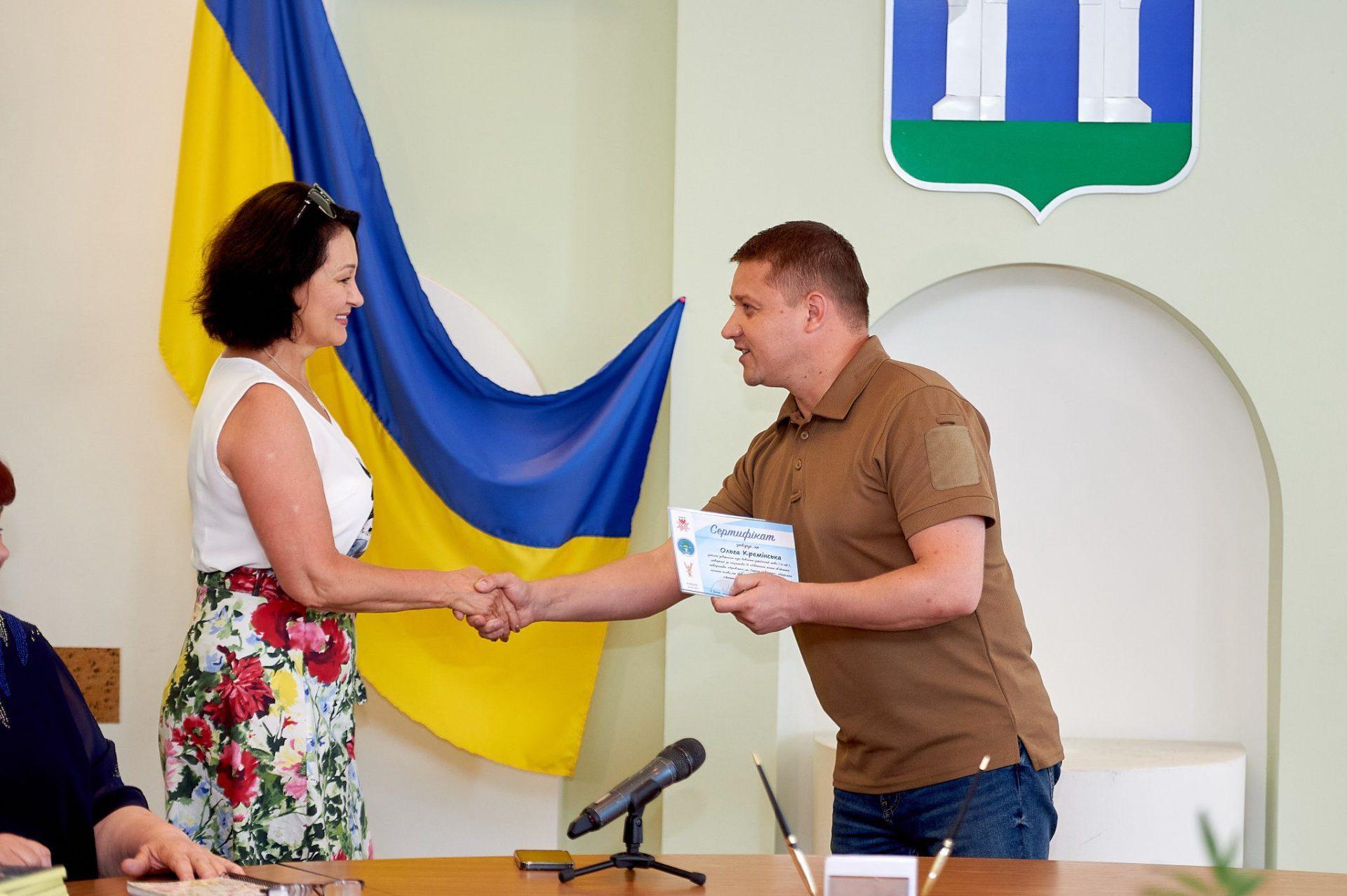Мер Рівного вручив сертифікати випускникам-переселенцям