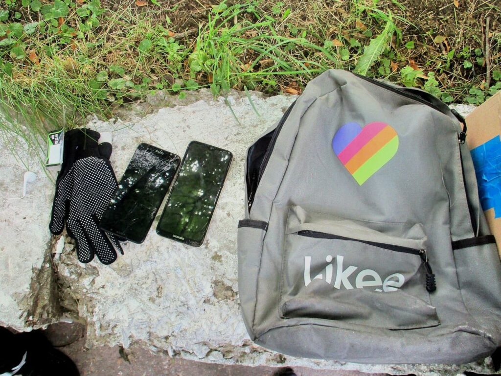 напав на дівчину з ножем