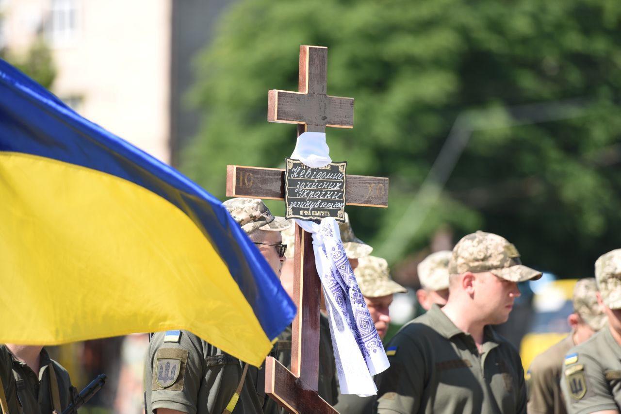 Рівняни прийшли попрощатися з невідомим захисником України