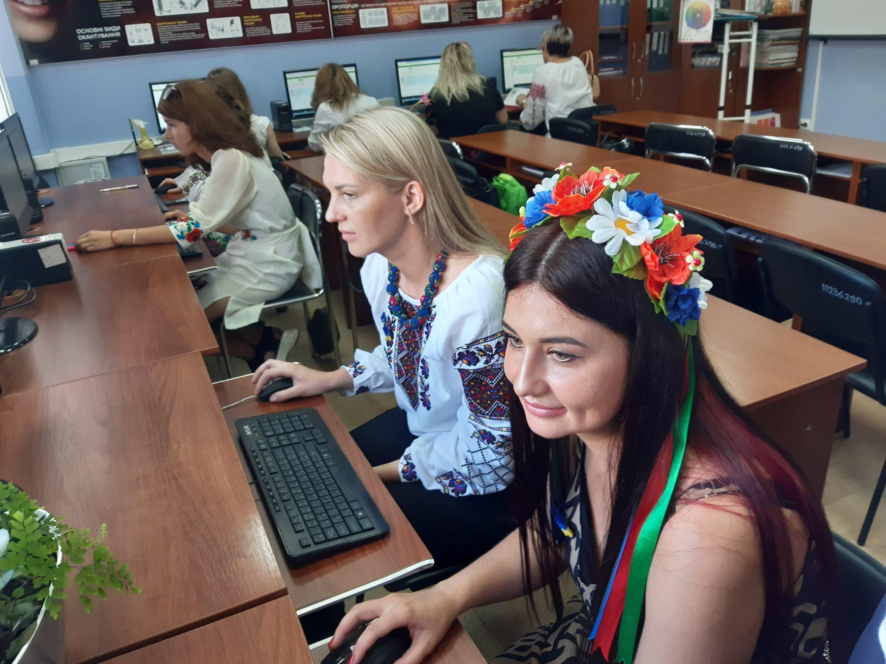 У Рівному презентували колекцію перукарських робіт у патріотичному стилі У Рівному презентували колекцію перукарських робіт у патріотичному стилі