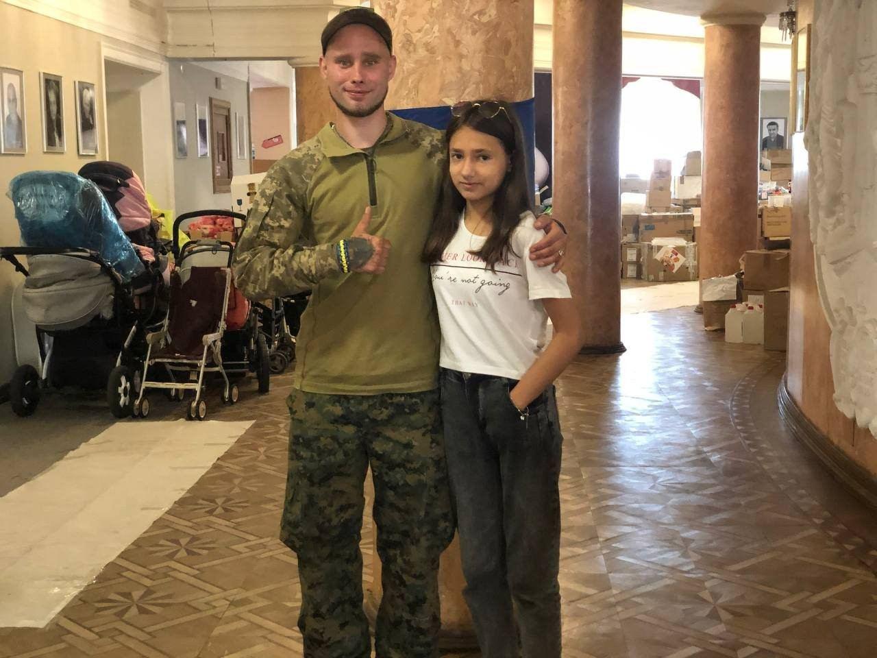 У Рівному 12-річна дівчинка-переселенка робить обереги для військових