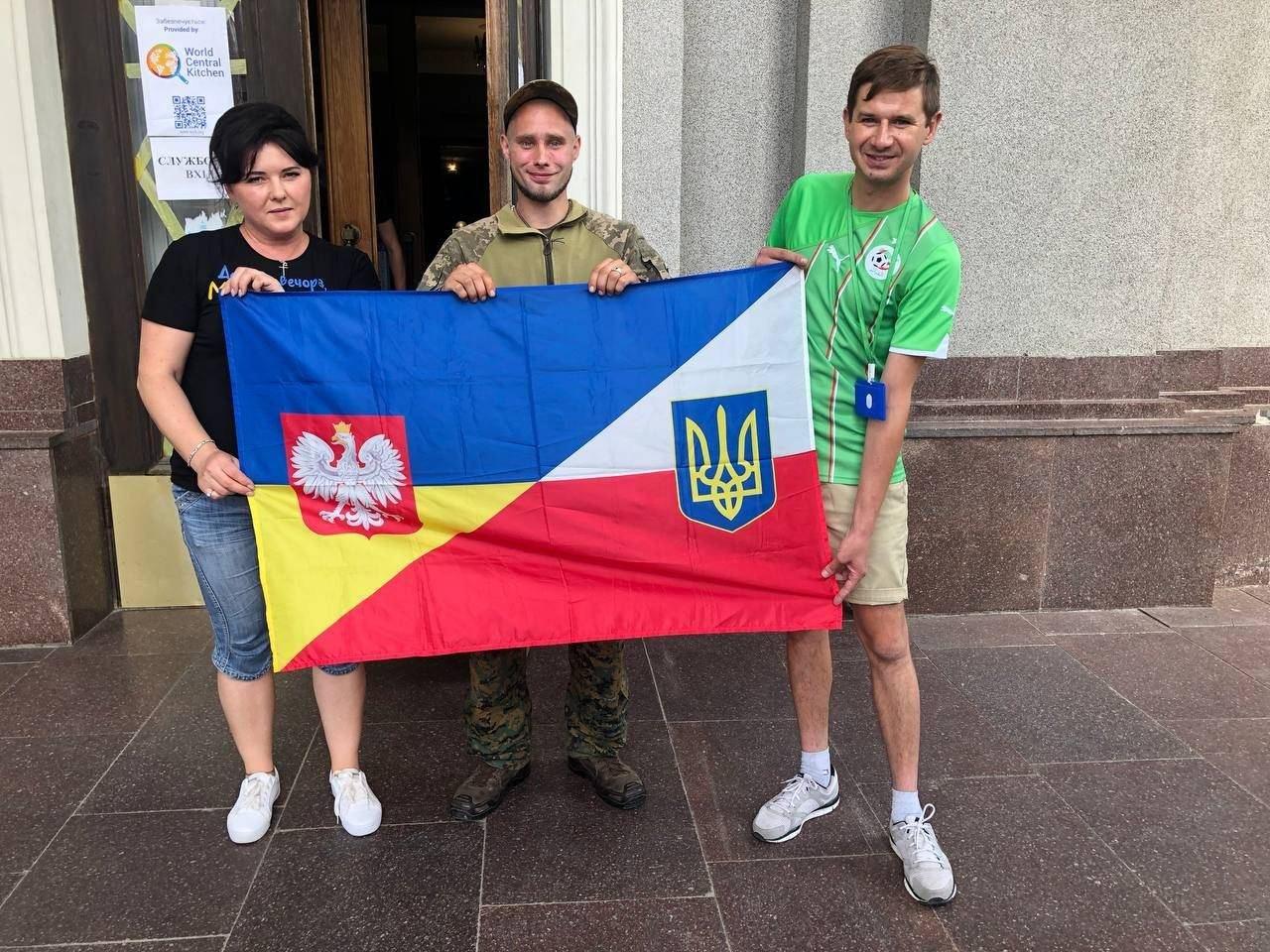 У Рівному 12-річна дівчинка-переселенка робить обереги для військових