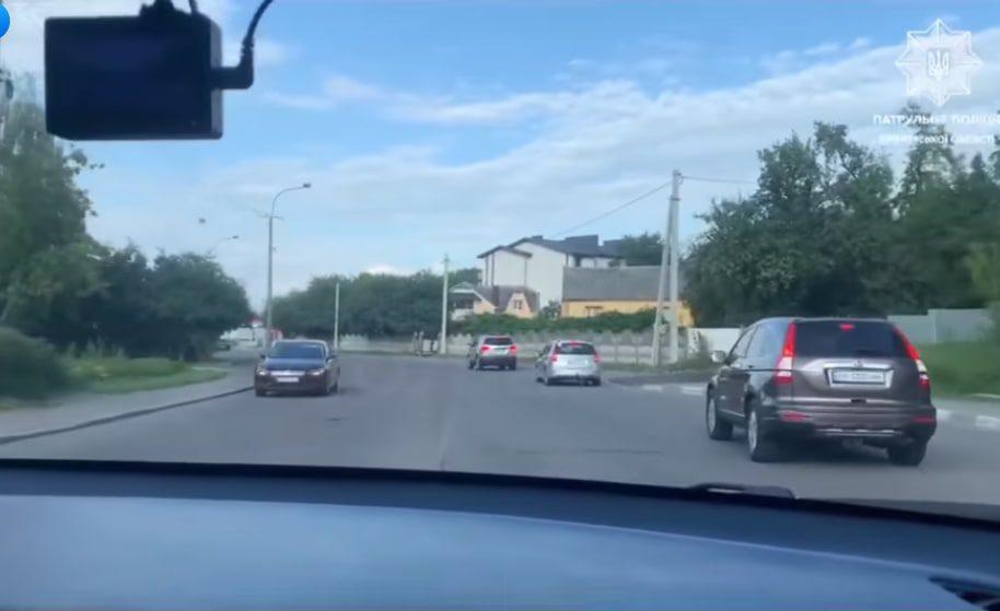У Рівному патрульні супроводжували вагітну до пологового (Відео)