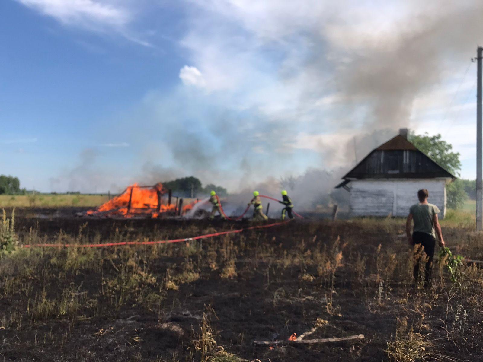 На Рівненщині горіли чаганики, господарські будівлі та автомобілі