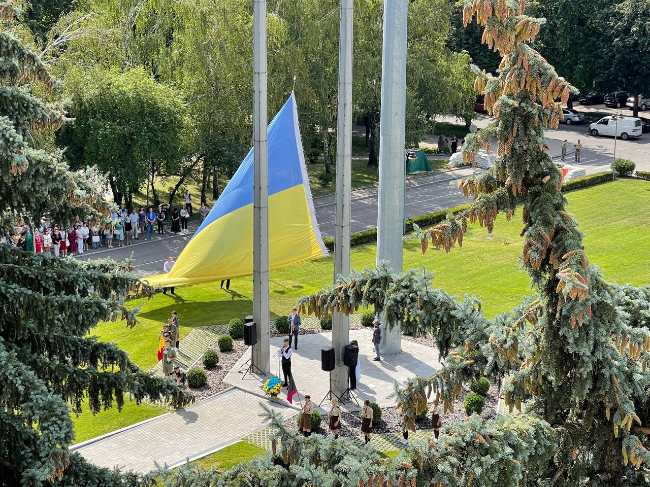 Найбільший прапор Рівненської області замайорів під гімн січових стрільців