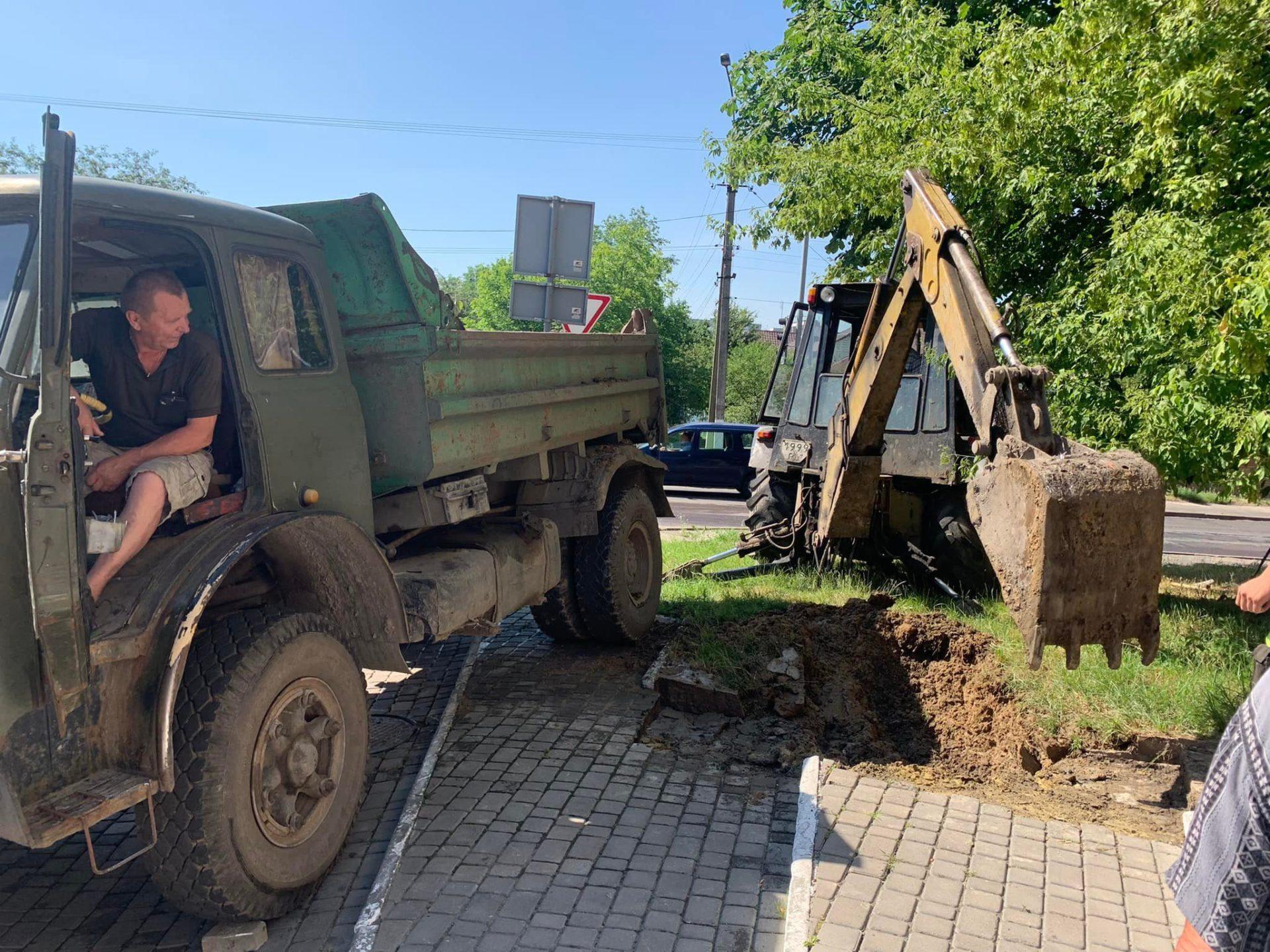 У Рівному на Кобзарській працює аварійна бригада комунальників